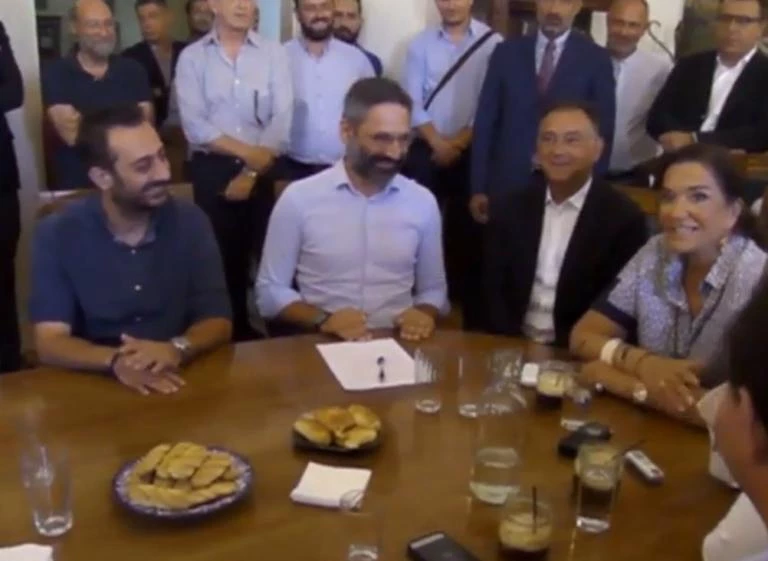 Κοζάνη: Θεριακλού η Ντόρα Μπακογιάννη – Ήθελε να ανάψει τσιγάρο μέσα στο Δημαρχείο (βίντεο)